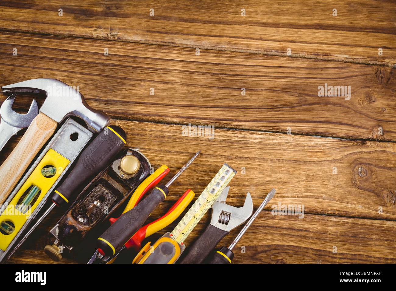 L'illustration de conception plate présente des outils à main en métal et en plastique sur un établi en bois avec du grain Banque D'Images L'illustration de conception plate présente des outils à main en métal et en plastique sur un établi en bois avec du grain Banque D'Images