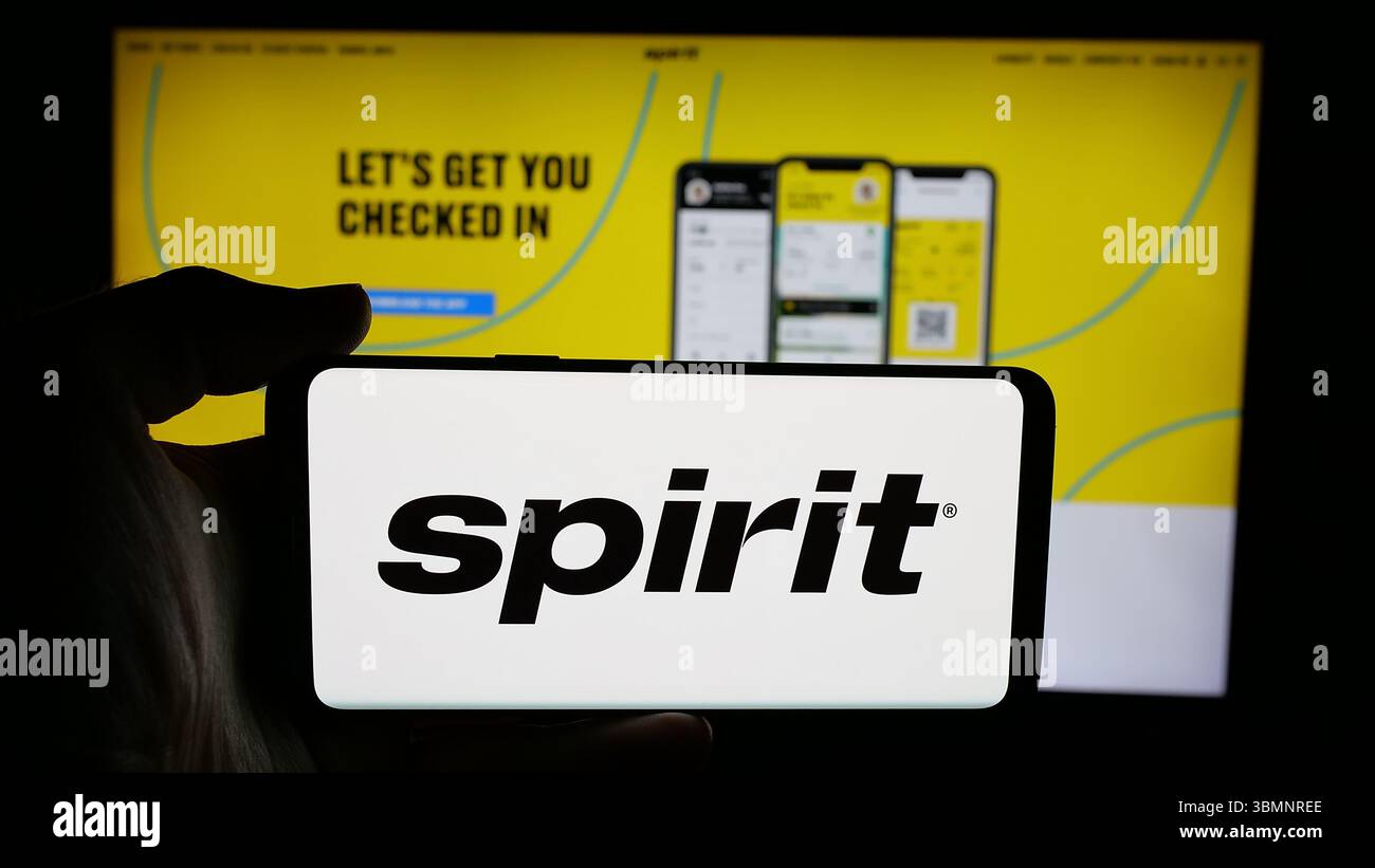 Allemagne. 06 juin 2025. Dans cette illustration photo, une personne tient un téléphone portable avec le logo de la société américaine à bas prix Spirit Airlines Inc sur l'écran devant la page Web. (Photo timon Schneider/SOPA images/SIPA USA) *** strictement à des fins éditoriales *** crédit : SIPA USA/Alamy Live News Banque D'Images