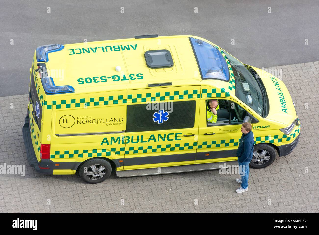 Ambulance Nordjylland en attente au terminal de croisière, Skagen, région du Jutland du Nord, Royaume du Danemark Banque D'Images Ambulance Nordjylland en attente au terminal de croisière, Skagen, région du Jutland du Nord, Royaume du Danemark Banque D'Images