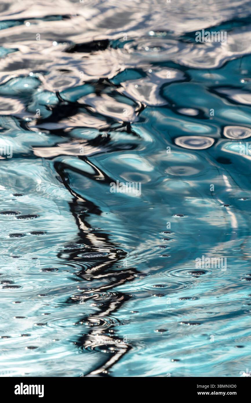 Reflet abstrait de motifs aquatiques mettant en valeur des teintes vibrantes et des mouvements dynamiques. Banque D'Images