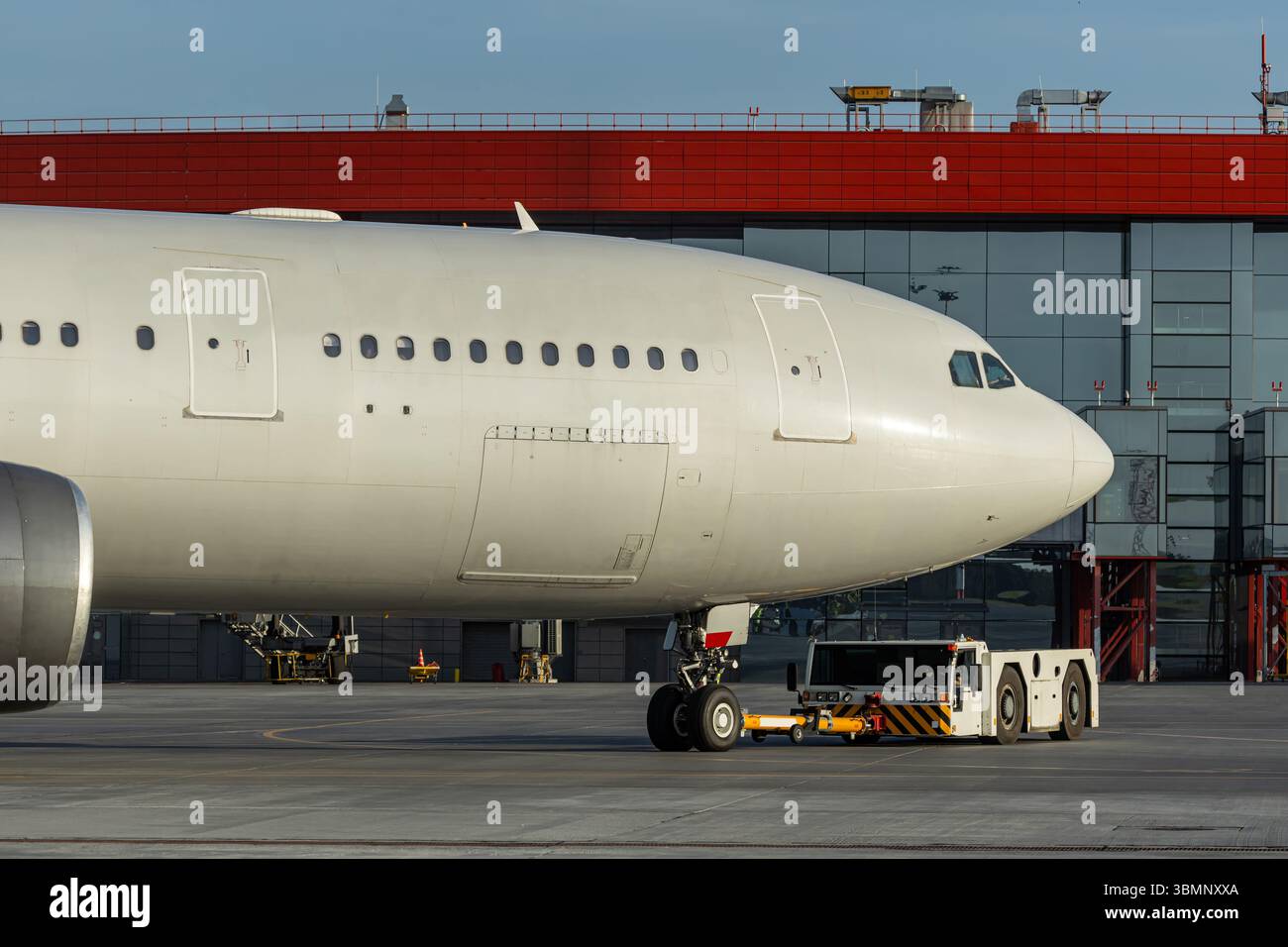 Le tracteur tracte l'avion de passagers à corps large Banque D'Images