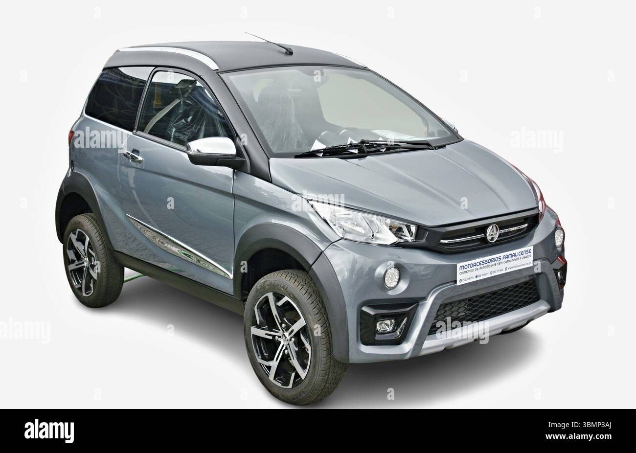 Petite voiture urbaine parfaite pour la mobilité urbaine, avec un design moderne et une taille compacte Banque D'Images