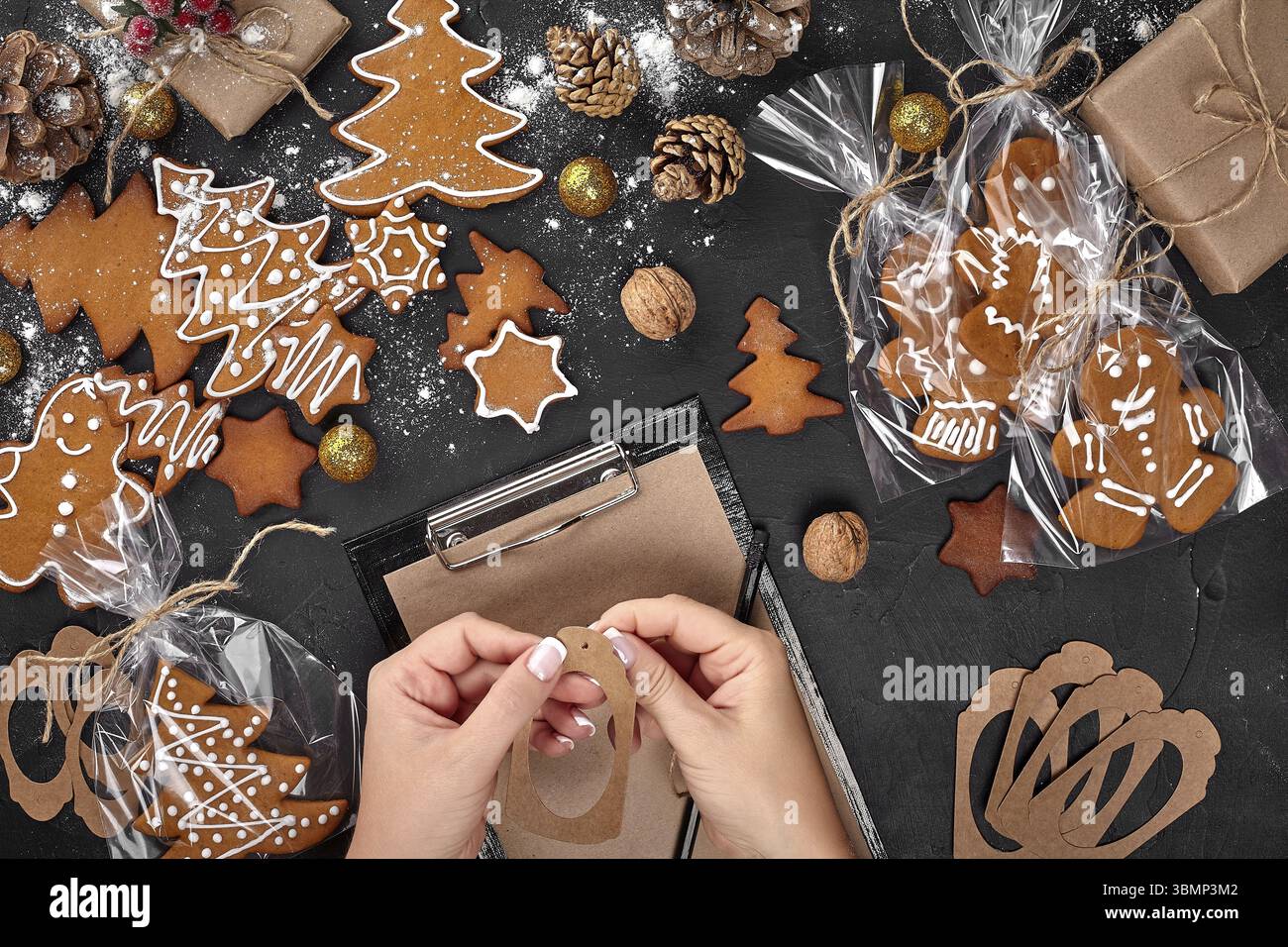 Arbre généalogique de biscuit de Noël fait avec star gingerbread cookie cutter pâtisserie nouvelle année décoré de corde arc et formulaire pour la suppression des cookies sur tableau noir Banque D'Images