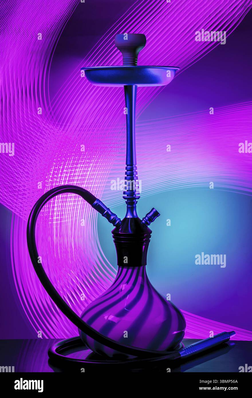 Le narguilé moderne sur fond coloré. Pipe à eau fumant de l'est. Nargua avec tube en caoutchouc noir et flacon bleu et blanc sur une couleur intéressante Banque D'Images
