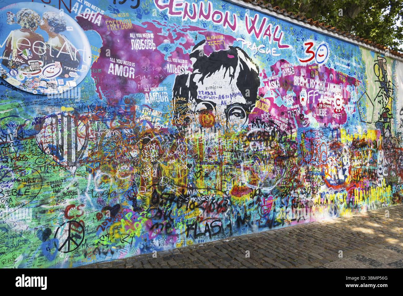 Mur de Lennon - mur couvert de graffiti inspiré par Lennon à Prague, République tchèque, 18 mai 2022, Europe Banque D'Images