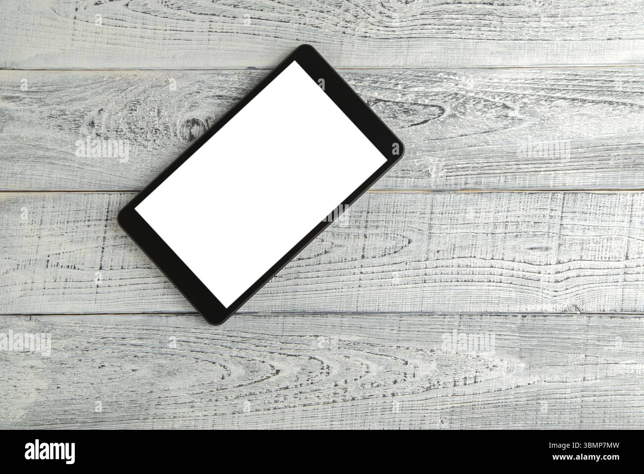 Tablette électronique noire sur fond en bois blanc shabby vintage. la vue depuis le haut. pose à plat Banque D'Images