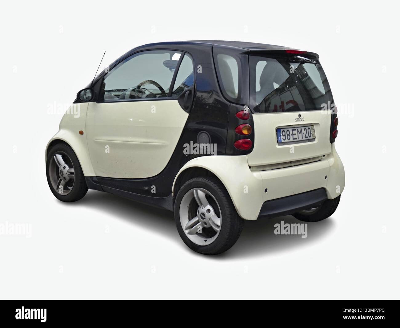 Petite voiture de ville garée, vue arrière d'une Smart Fortwo Coupe isolée sur blanc Banque D'Images