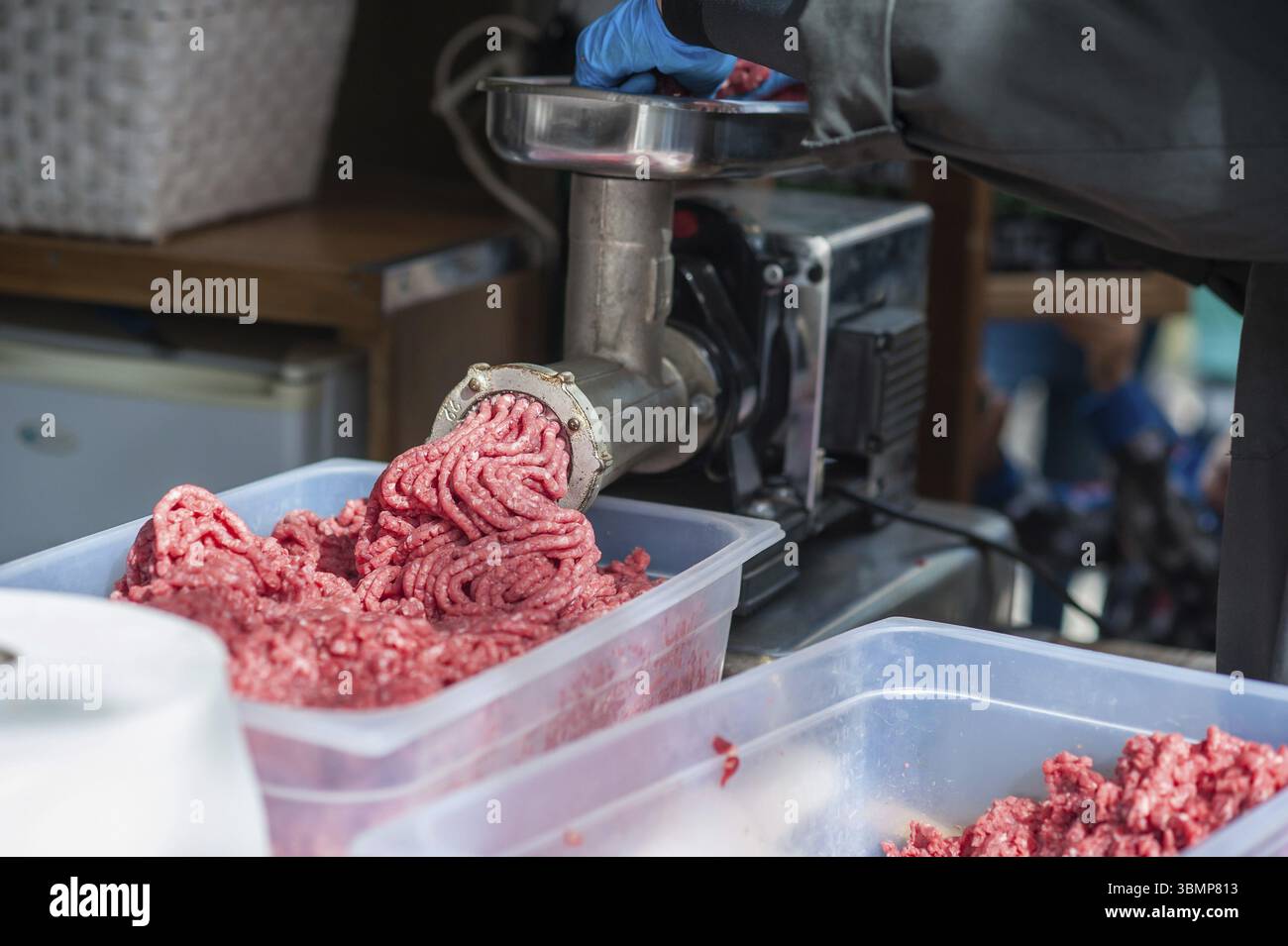 Plateau de viande hachée fraîche. Hachoir à viande à main de boucher et machine qui remet la viande dans la machine Banque D'Images