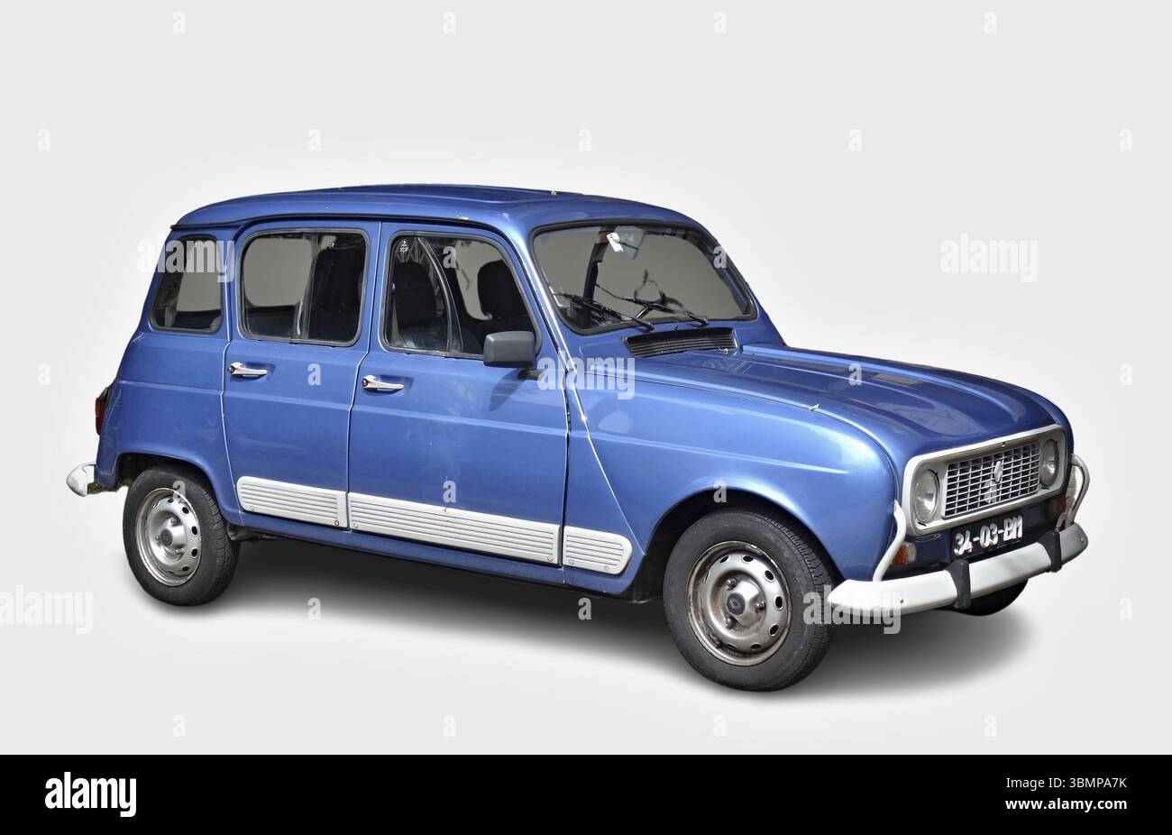 Bleu Renault 4L garé dans un studio avec fond blanc Banque D'Images