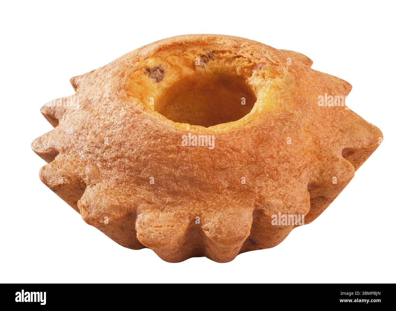 Gros plan d'un petit gâteau délicat avec des raisins secs isolés sur fond blanc. Concept de pâtisserie populaire Banque D'Images