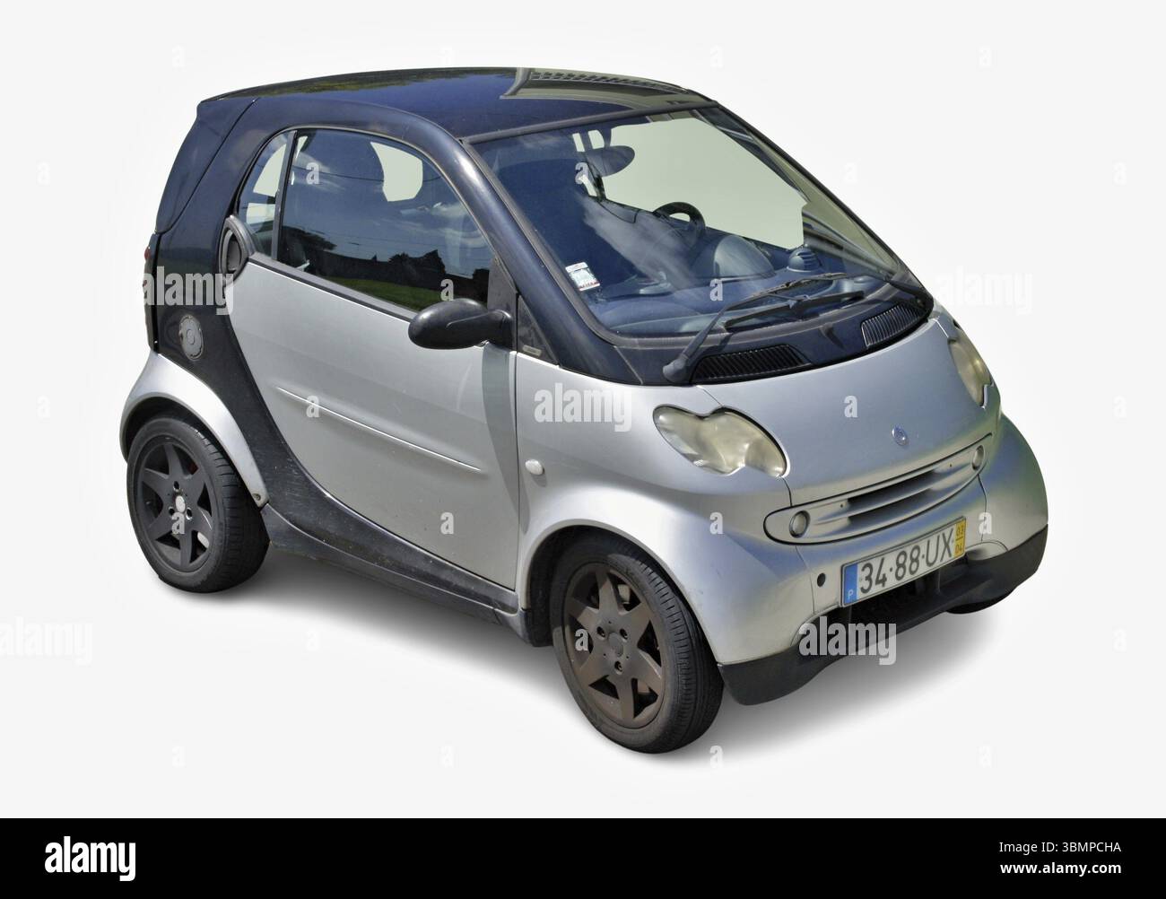 Petite voiture argentée et noire conçue pour la conduite en ville Banque D'Images