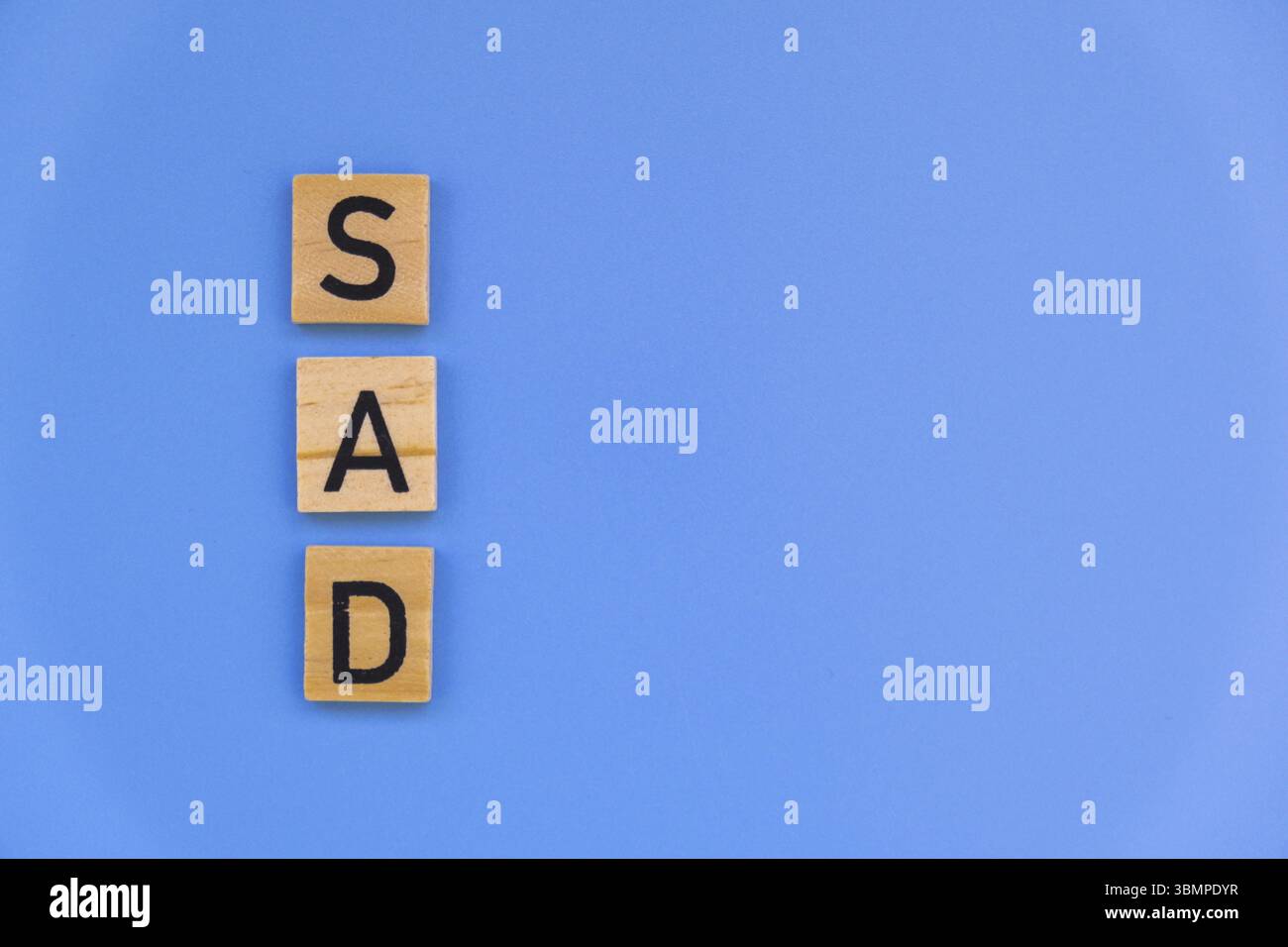 TRISTE message d'inscription de trouble affectif saisonnier de maladie mentale. Problèmes de santé spirituelle difficultés pression. La solitude a besoin de vitamine Banque D'Images