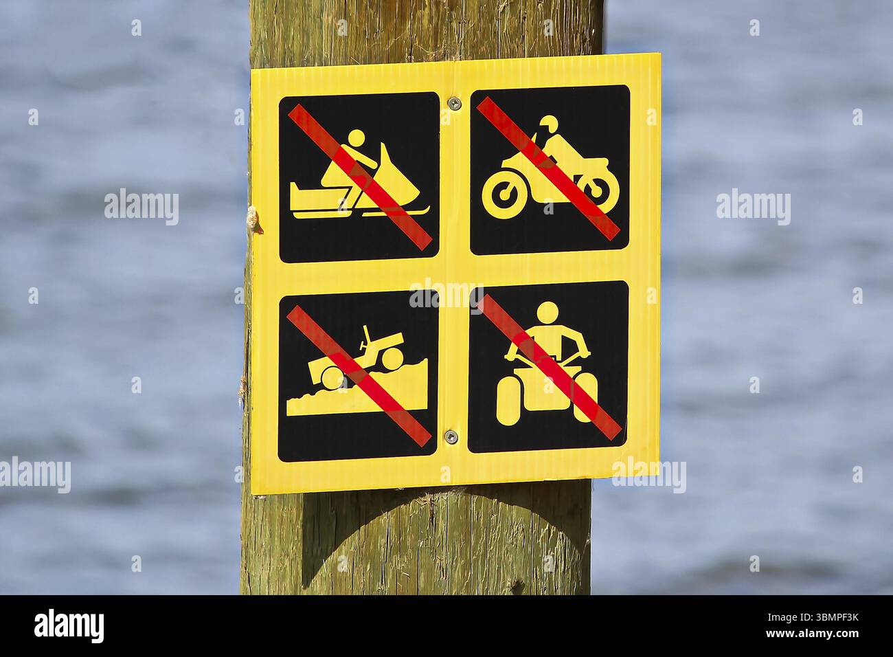 Aucun panneau de véhicule hors route n'est affiché près de l'eau Banque D'Images Aucun panneau de véhicule hors route n'est affiché près de l'eau Banque D'Images