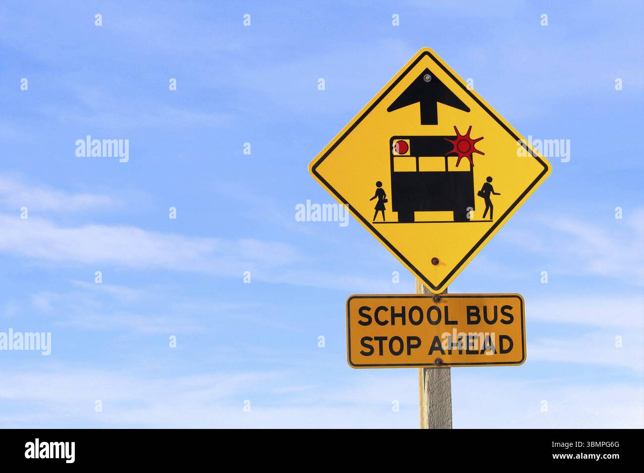 Libre d'un arrêt de bus scolaire à venir Sign Against a Blue Sky Banque D'Images