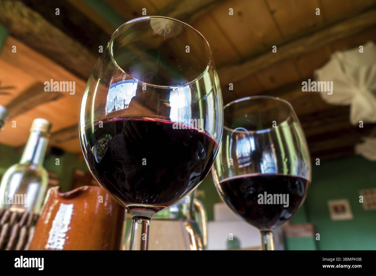 Verre de vin rouge sur une table dans le restaurant rustique Banque D'Images