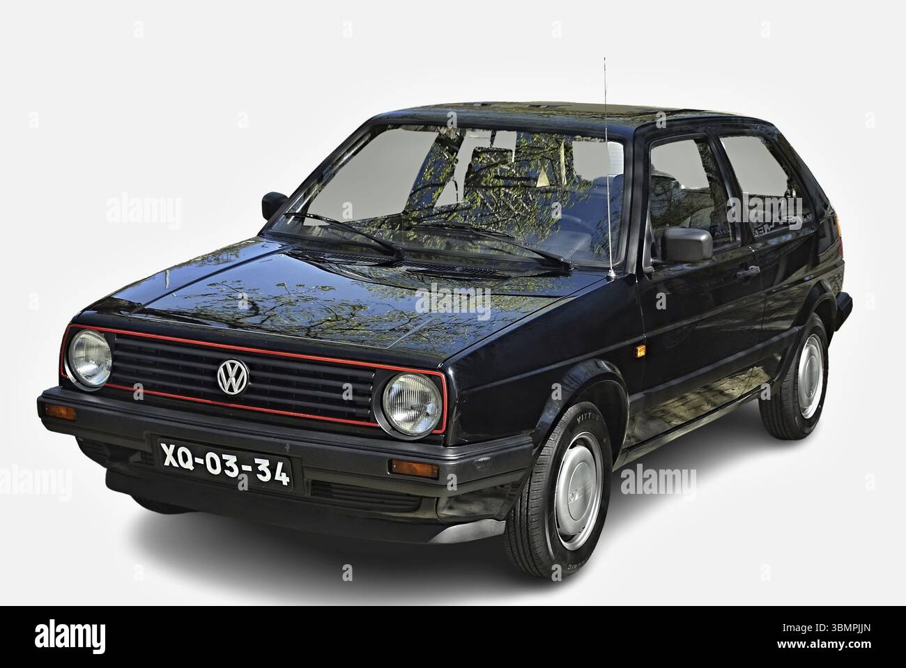 Volkswagen Golf GTI MK2 noir classique garé à l'extérieur, reflétant les arbres dans le capot Banque D'Images