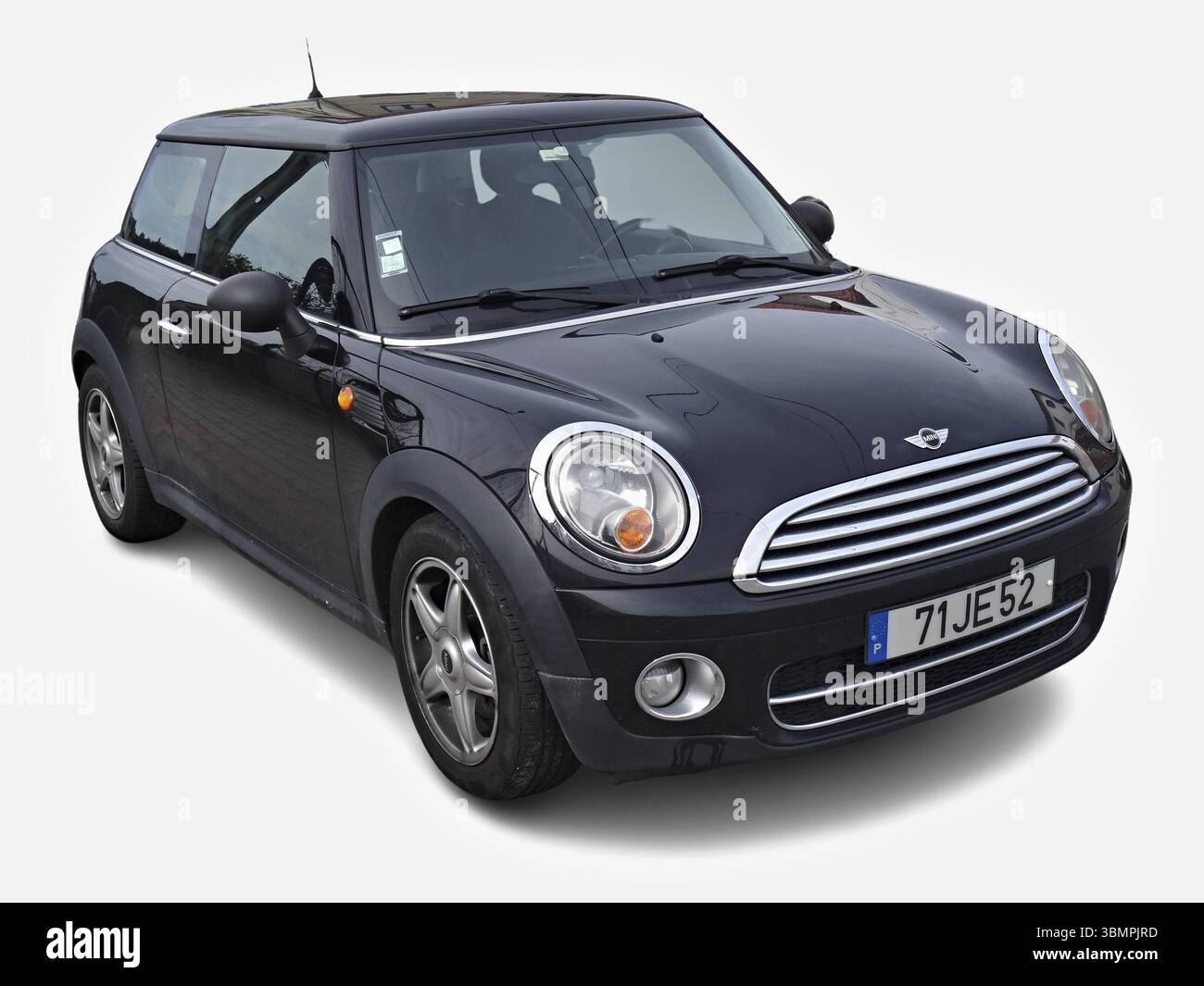 Élégant Mini Cooper noir est garé sur un fond blanc sans couture, prêt pour la publicité ou des projets de conception Banque D'Images