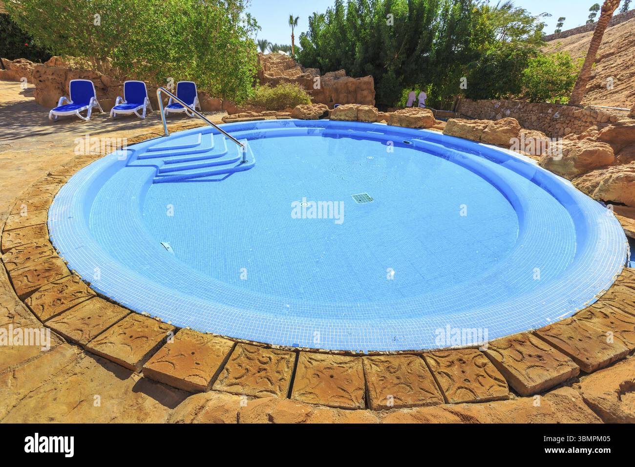 Paysage avec personne piscine à l'hôtel de luxe en Egypte Banque D'Images