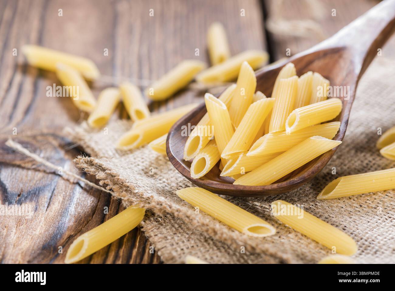 Penne brut sur fond de bois rustique (détaillées close-up shot) Banque D'Images