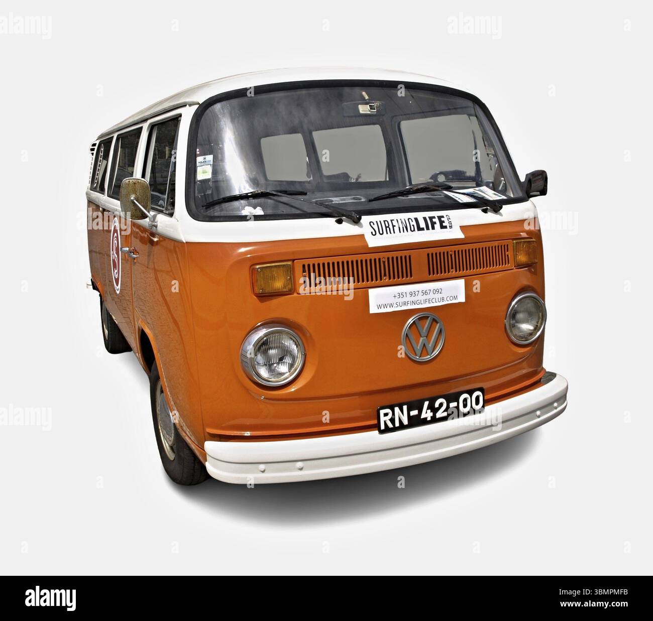 Camionnette Volkswagen Kombi classique, orange et blanc, favorisant le style de vie du surf, garée sur un fond blanc Banque D'Images