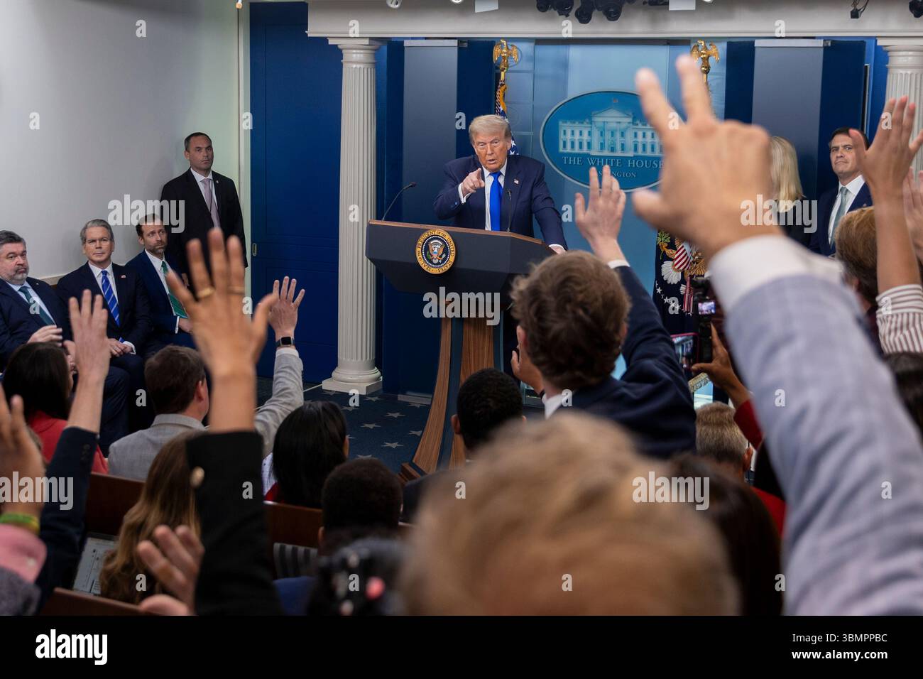 Washington, District de Columbia, États-Unis. 27 juin 2025. Le président américain DONALD TRUMP, âgé de 79 ans, répond aux questions des journalistes lors d’une conférence de presse dans la Brady Briefing Room de la Maison Blanche, le 27 juin 2025 à Washington, DC, suite à une décision de la Cour suprême limitant l’utilisation d’injonctions à l’échelle nationale dans les ordonnances de citoyenneté liées au droit de naissance. (Crédit image : © Mehmet Eser/ZUMA Press Wire) USAGE ÉDITORIAL SEULEMENT ! Non destiné à UN USAGE commercial ! Banque D'Images