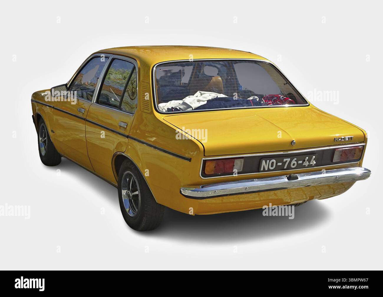 Voiture classique Opel Kadett B garée, montrant sa face arrière, avec des vêtements sur les sièges arrière Banque D'Images