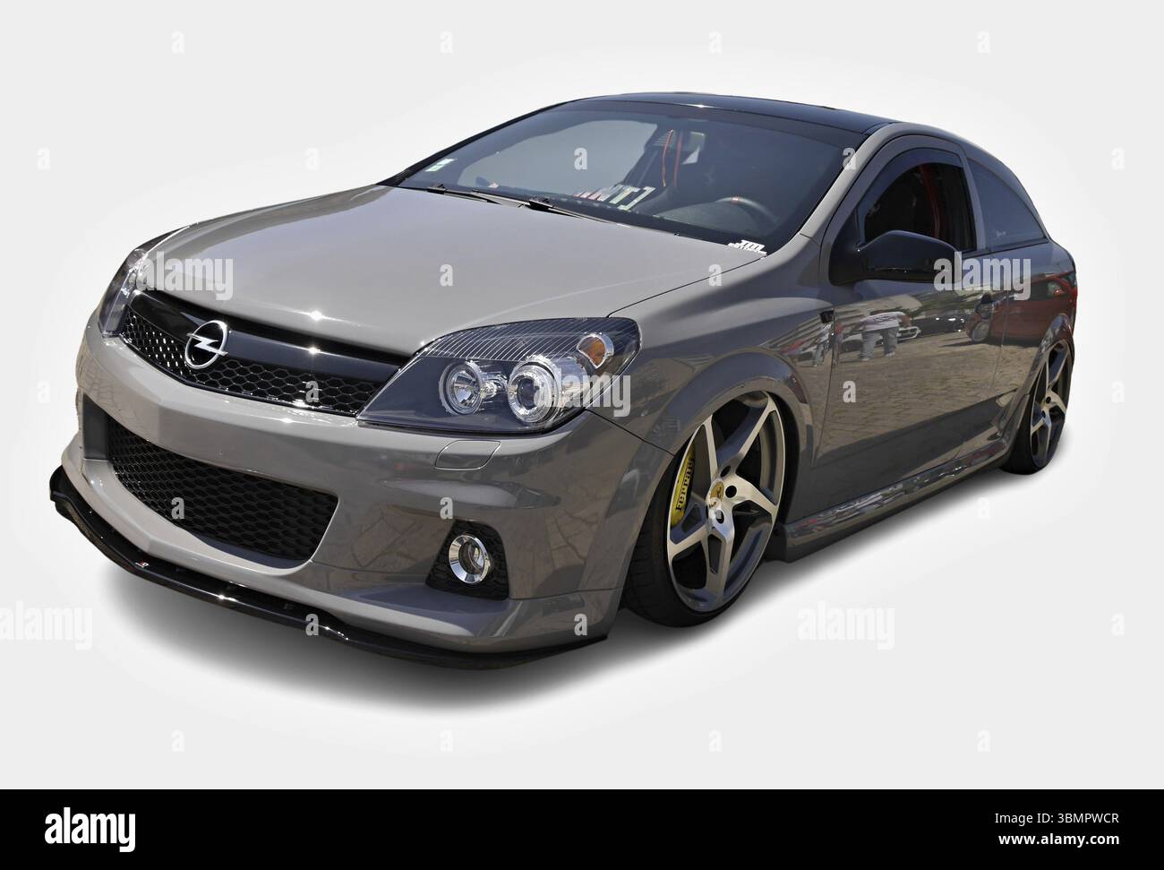 Voiture de sport grise moderne présentant un design personnalisé et un style élégant Banque D'Images