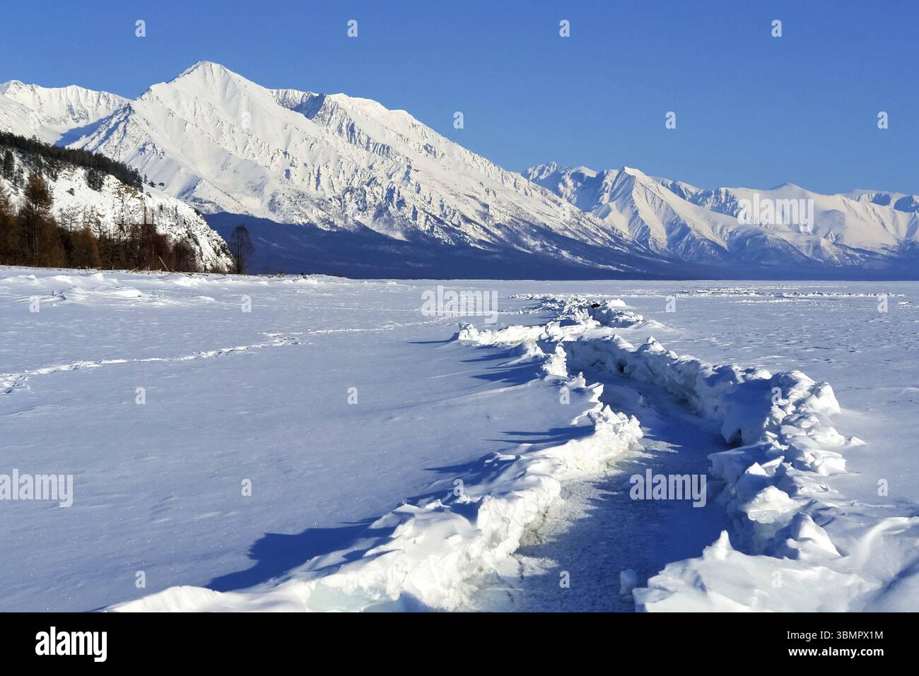 Piste de ski sur la rive du lac Baïkal. Piste de ski Banque D'Images