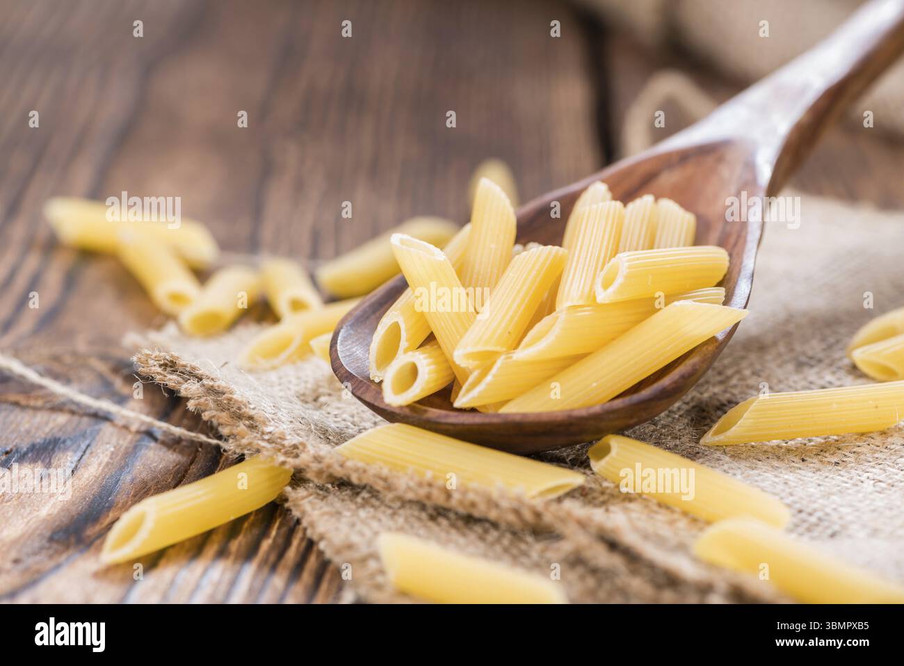 Penne brut sur fond de bois rustique (détaillées close-up shot) Banque D'Images