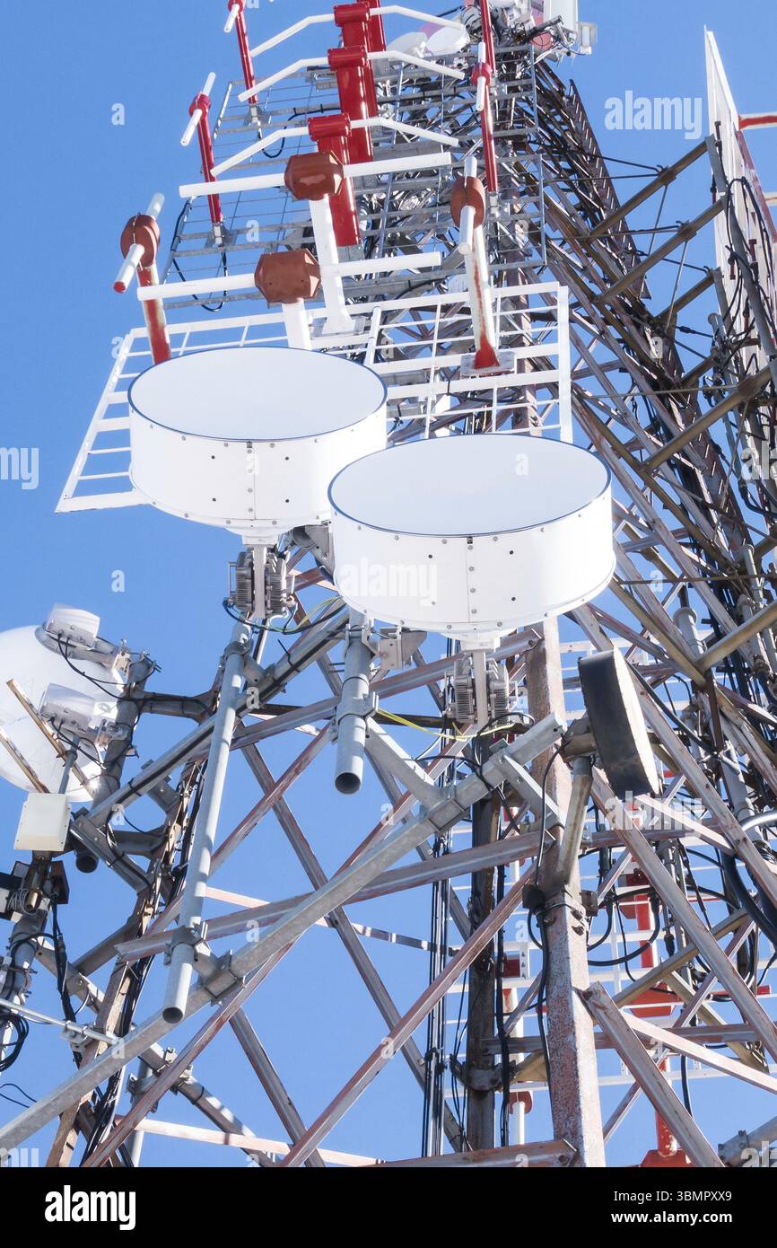 Réseau de télécommunications des répéteurs, Base Transceiver Station. Communication sans fil de la tour de l'émetteur de l'antenne et d'un répéteur. Tour de télécommunication Banque D'Images