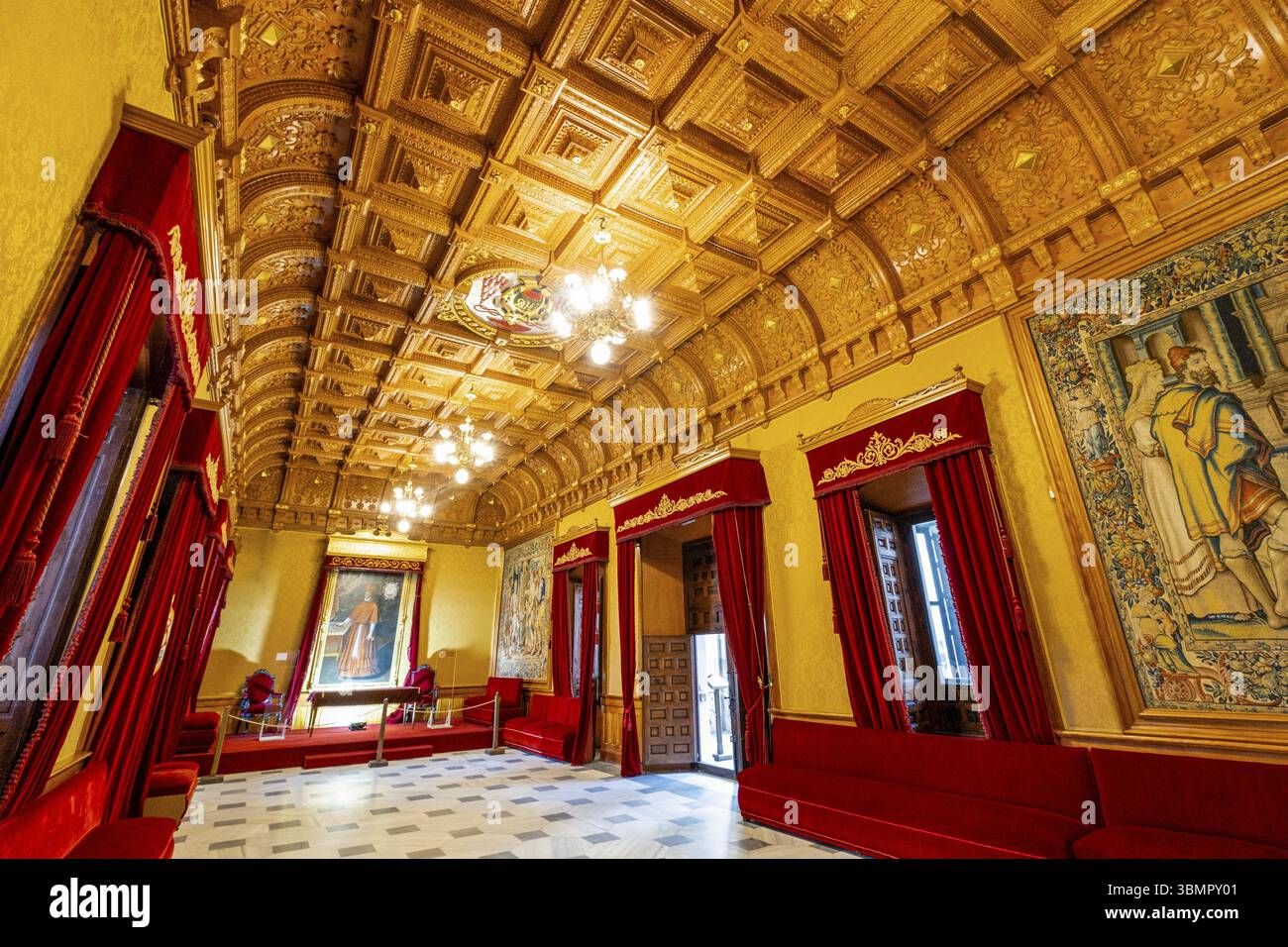 Plafond de métal à caissons avec les armoiries ecclésiastiques du cardinal Juan Martinez Siliceo, XVIIe siècle, Real Colegio de las nobles do Banque D'Images