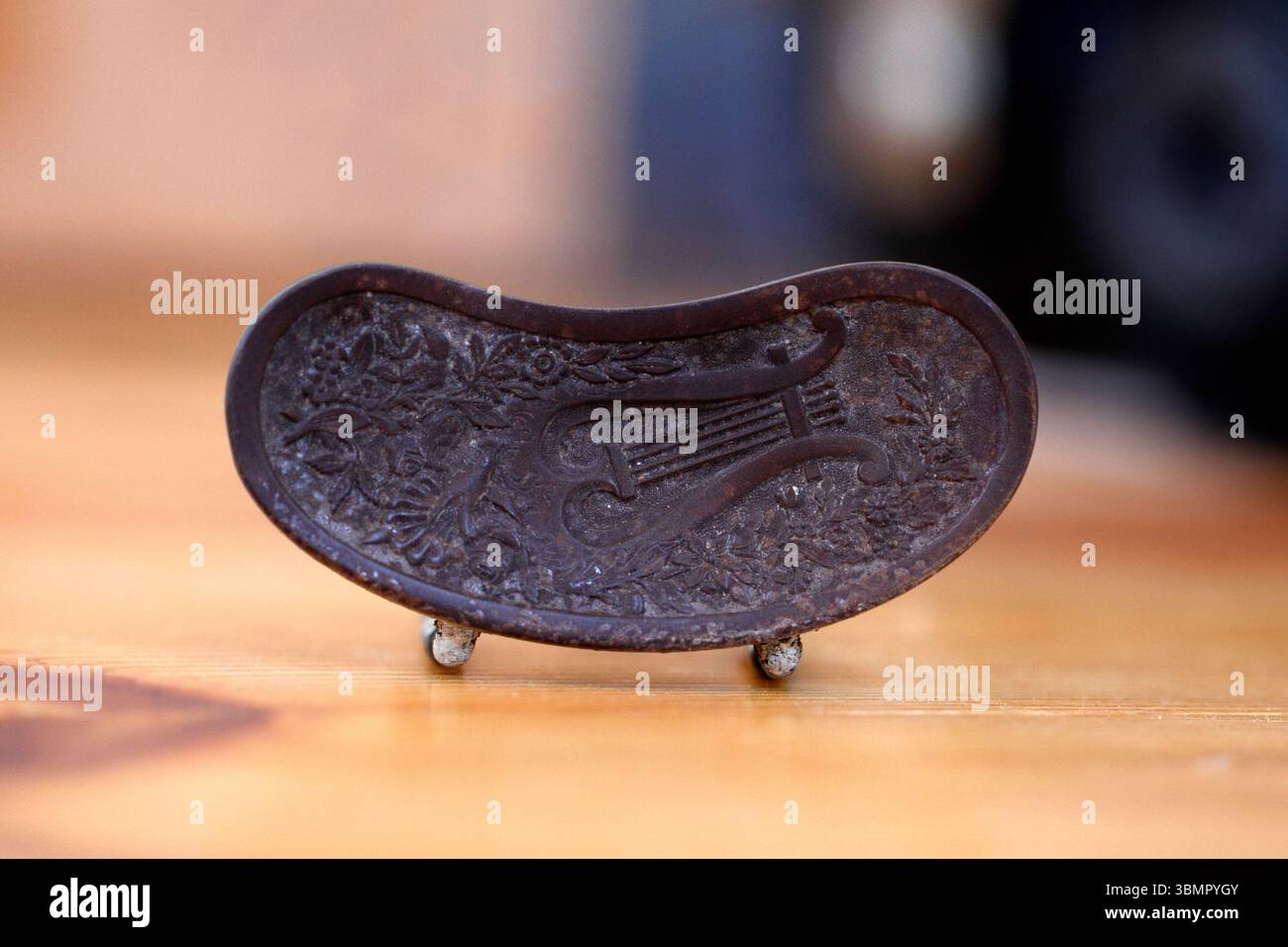 Sculpté violon Chinrest a tiré une Lyre. Banque D'Images