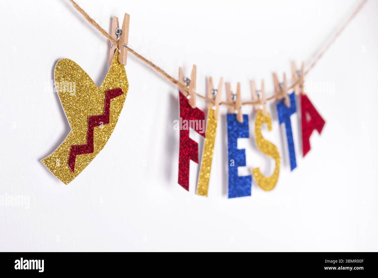 Fiesta Word et sombrero fait de papier brillant sur des épingles. Fragment de décoration intérieure de fête. Célébration du Cinco de mayo Banque D'Images