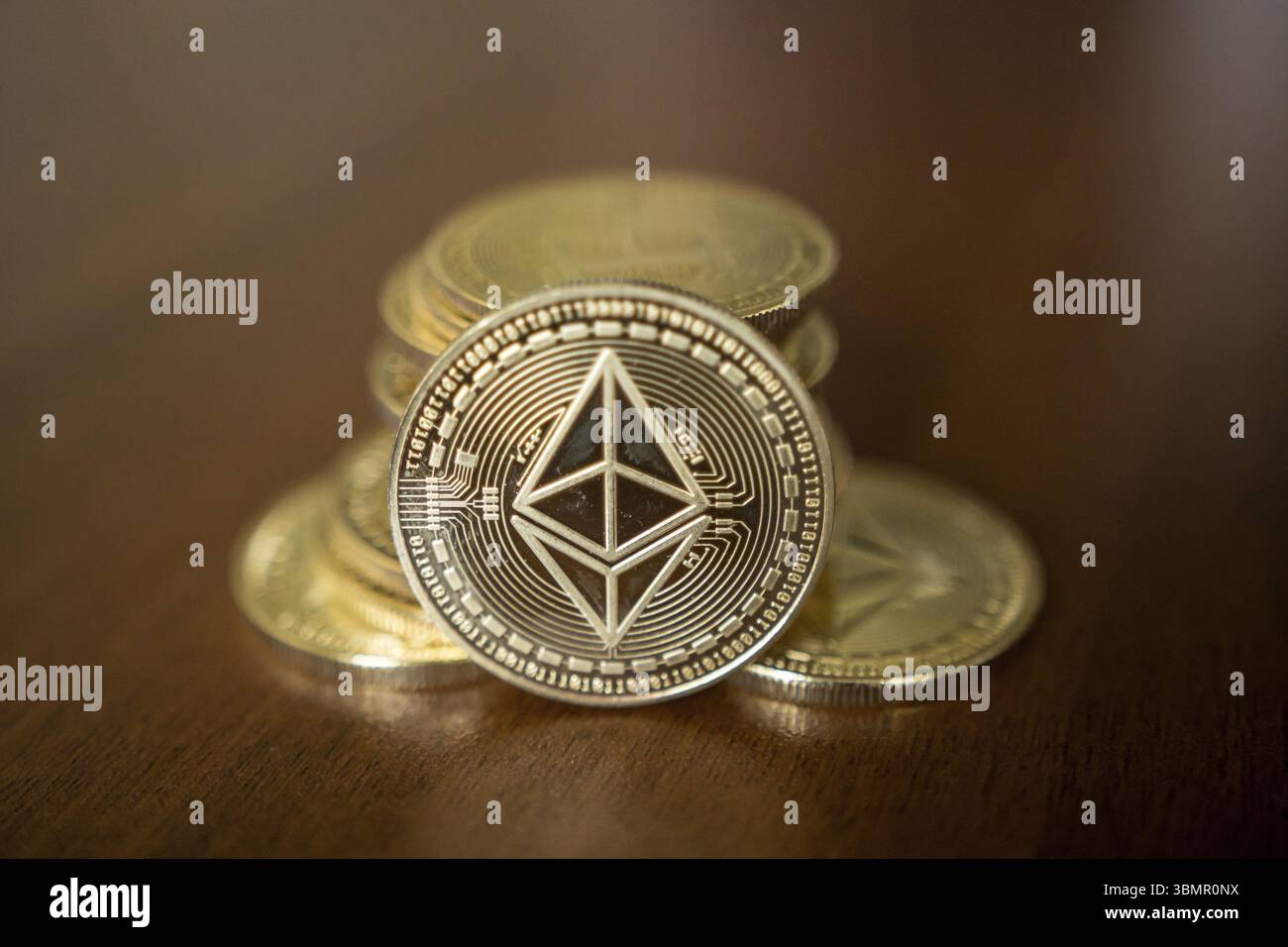 Gros plan sur la pièce Golden Etherium. ETHER est une crypto-monnaie dont la blockchain est générée par la plateforme Ethereum Banque D'Images