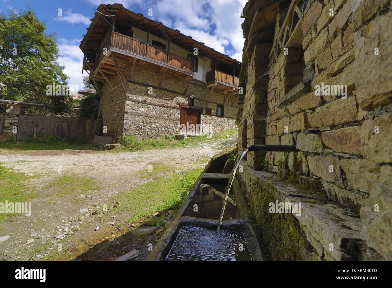 Maisons anciennes dans le village historique de réserve culturelle de Dolen, Bulgarie. Dolen est célèbre avec ses 350 vieilles maisons – un exemple de Rhodo du 19ème siècle Banque D'Images