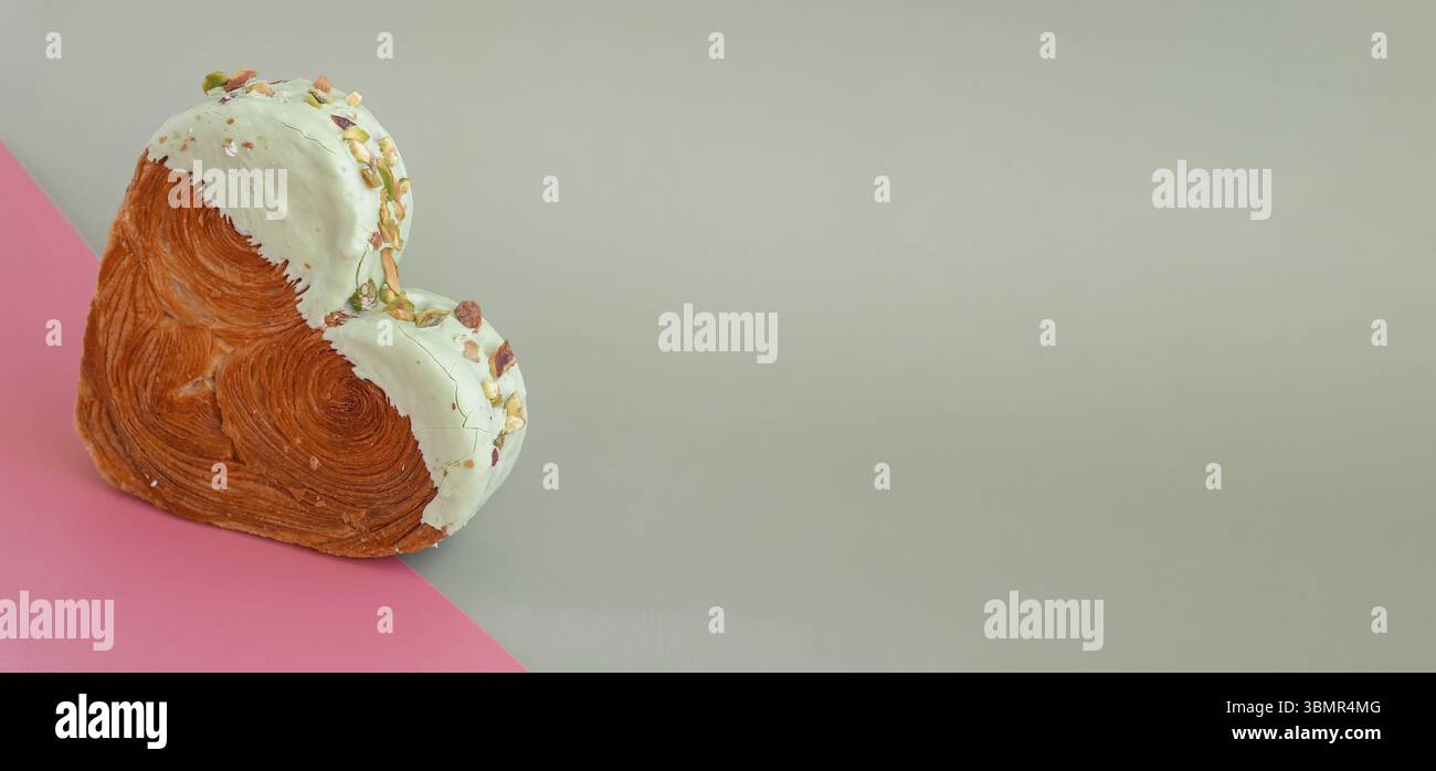 Idée isométrique créative fête de la Saint-Valentin fête des croissants en forme de coeur sur fond de deux couleurs avec espace de copie. Pâte feuilletée nouvelle tendance Banque D'Images