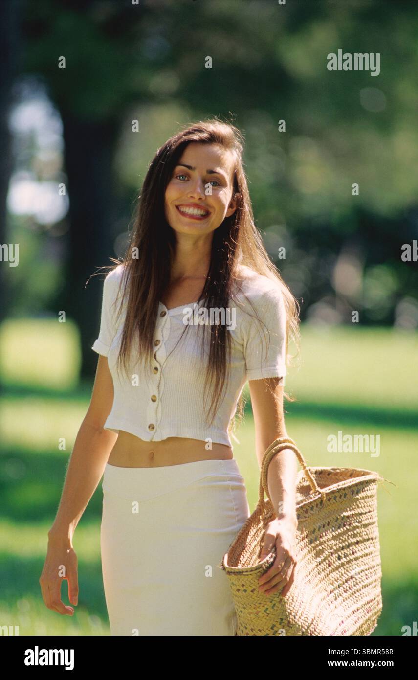 campagne jeune jolis cheveux noirs debout devant la caméra avec un sourire magnifique au milieu très romanti naturel heureux beau bonheur Banque D'Images
