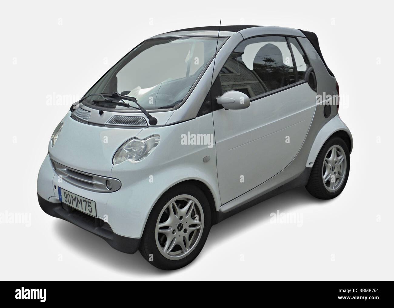 Petite voiture de ville garée, montrant son design compact et ses lignes modernes Banque D'Images