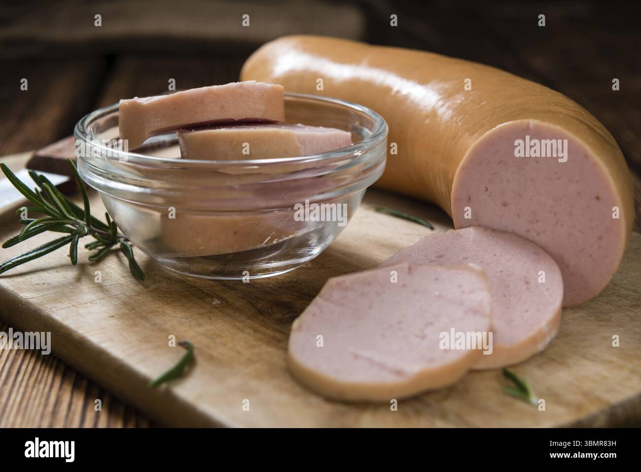 Tranches de saucisson (close-up shot) sur fond de bois foncé Banque D'Images