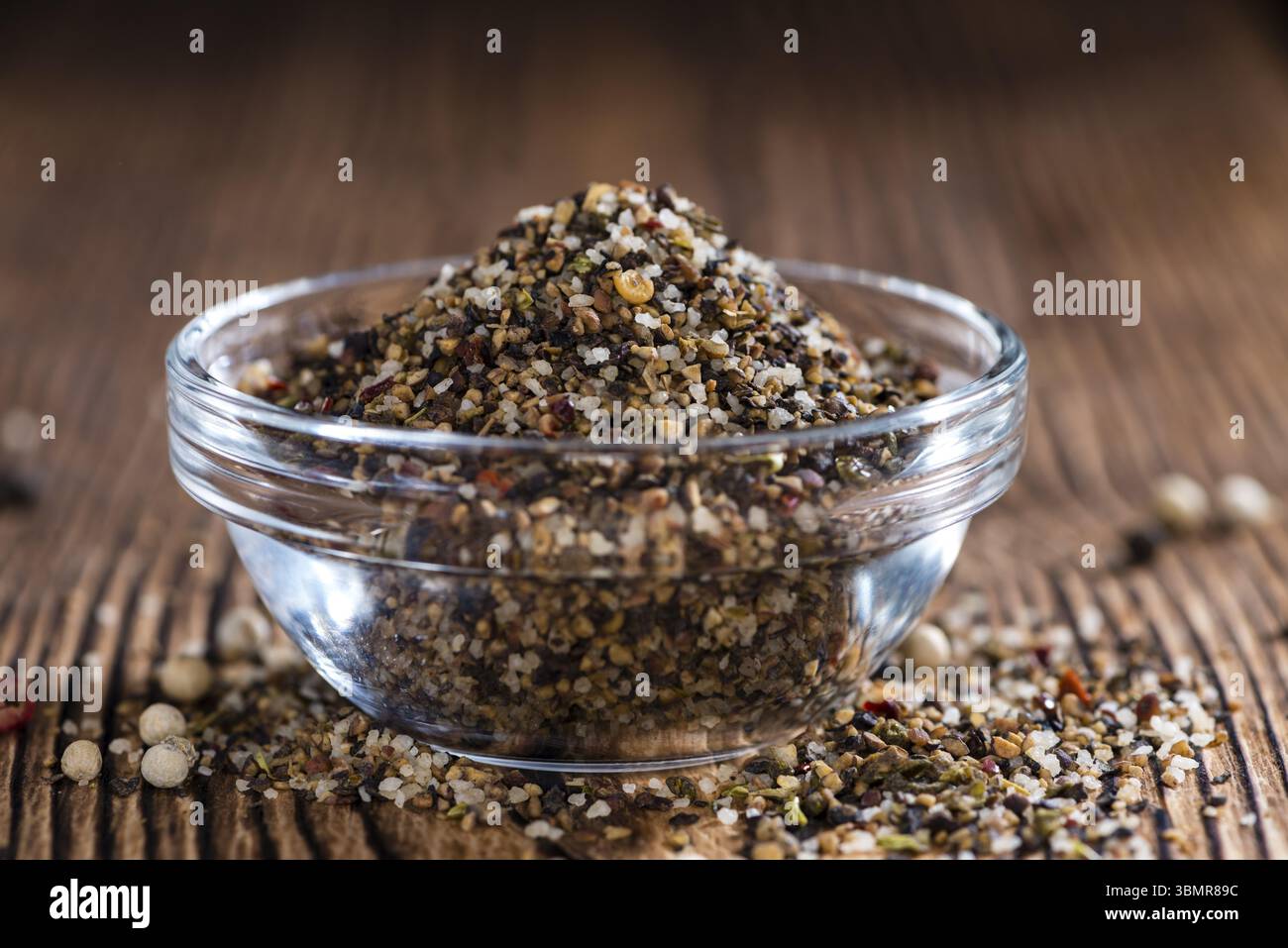 Grains de poivre concassés avec différentes épices et sel (gros plan) Banque D'Images Grains de poivre concassés avec différentes épices et sel (gros plan) Banque D'Images