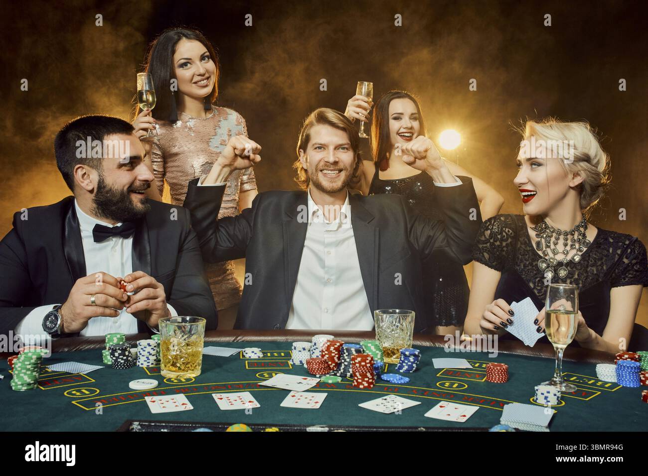 Les joueurs de poker assis autour d'une table dans un casino. Le Poker. Les jeux d'argent. Casino Banque D'Images