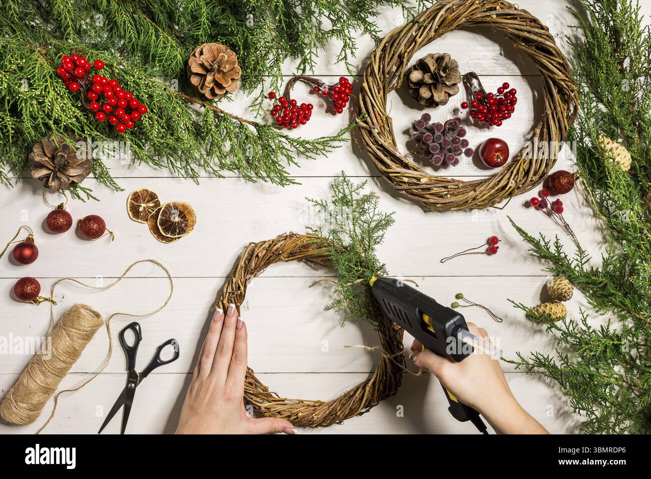 Décoration de couronne de Noël avec bricolage fait à la main, faites-le par vous-même. Vue de dessus. Copier l'espace. Pose à plat. Nature morte Banque D'Images