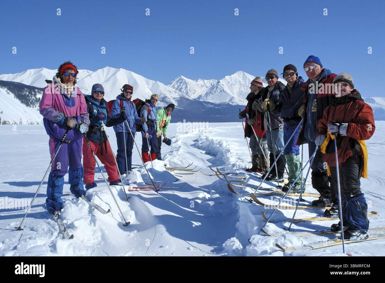 Tankhoy, Russie - 20 janvier 2019 : skieurs à la base de Baïkal. Un ski par une journée ensoleillée Banque D'Images