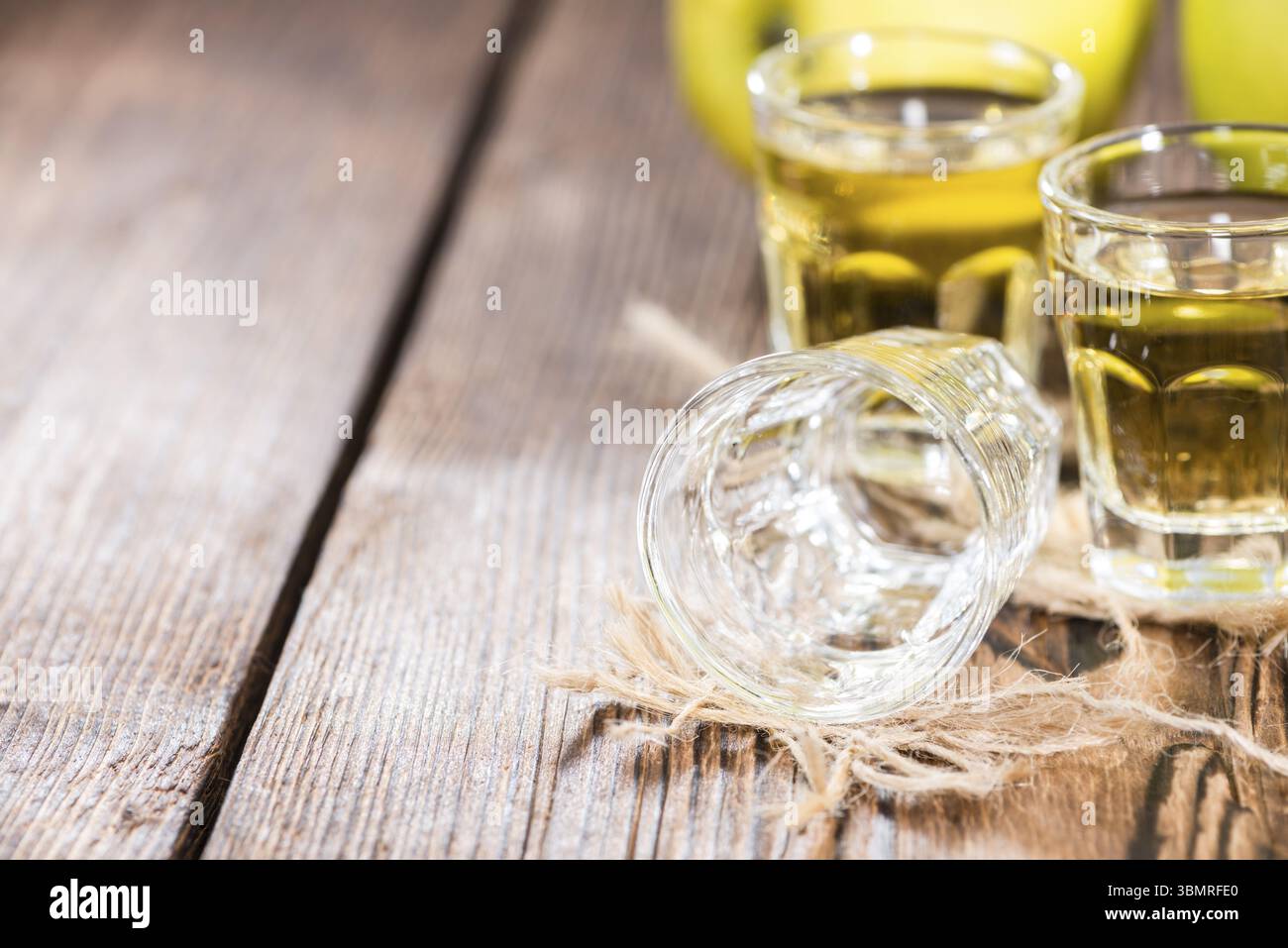Liqueur Apple Shot (close-up shot) sur fond de bois foncé Banque D'Images