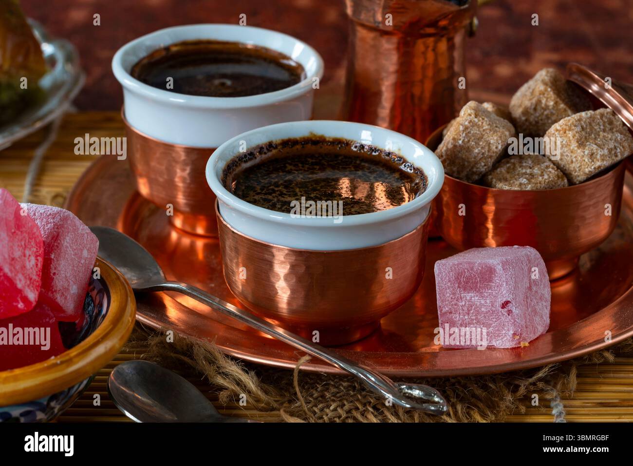 Café bosniaque noir traditionnel dans de beaux cezve en cuivre et tasses Banque D'Images