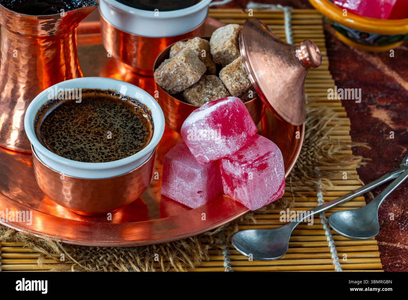 Café bosniaque noir traditionnel dans de beaux cezve en cuivre et tasses Banque D'Images
