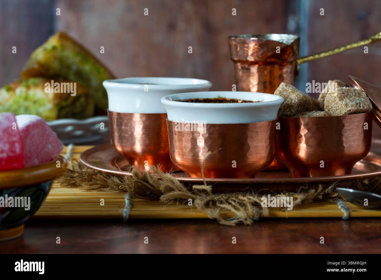 Café bosniaque noir traditionnel dans de beaux cezve en cuivre et tasses Banque D'Images