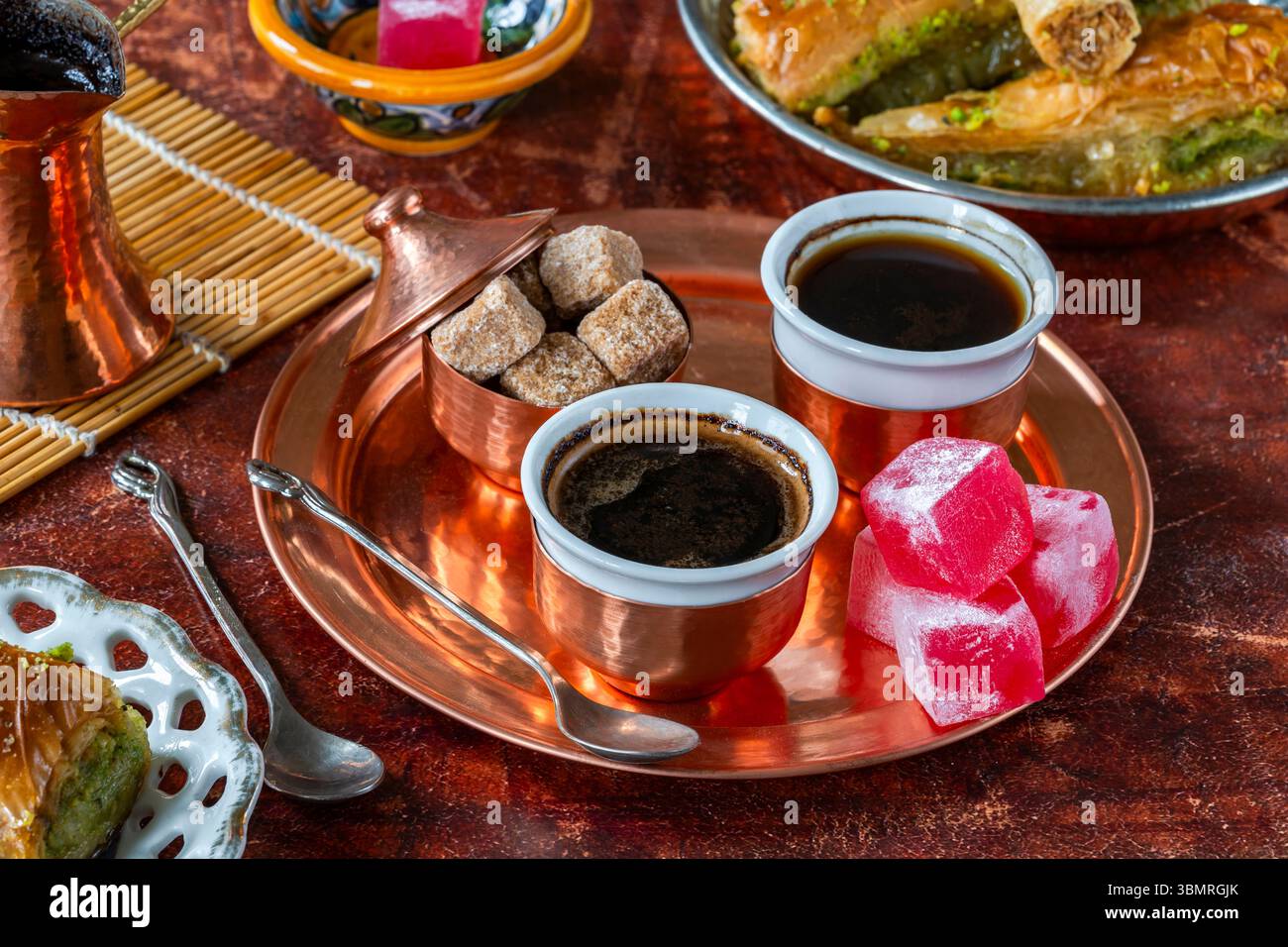 Café bosniaque noir traditionnel dans de beaux cezve en cuivre et tasses Banque D'Images