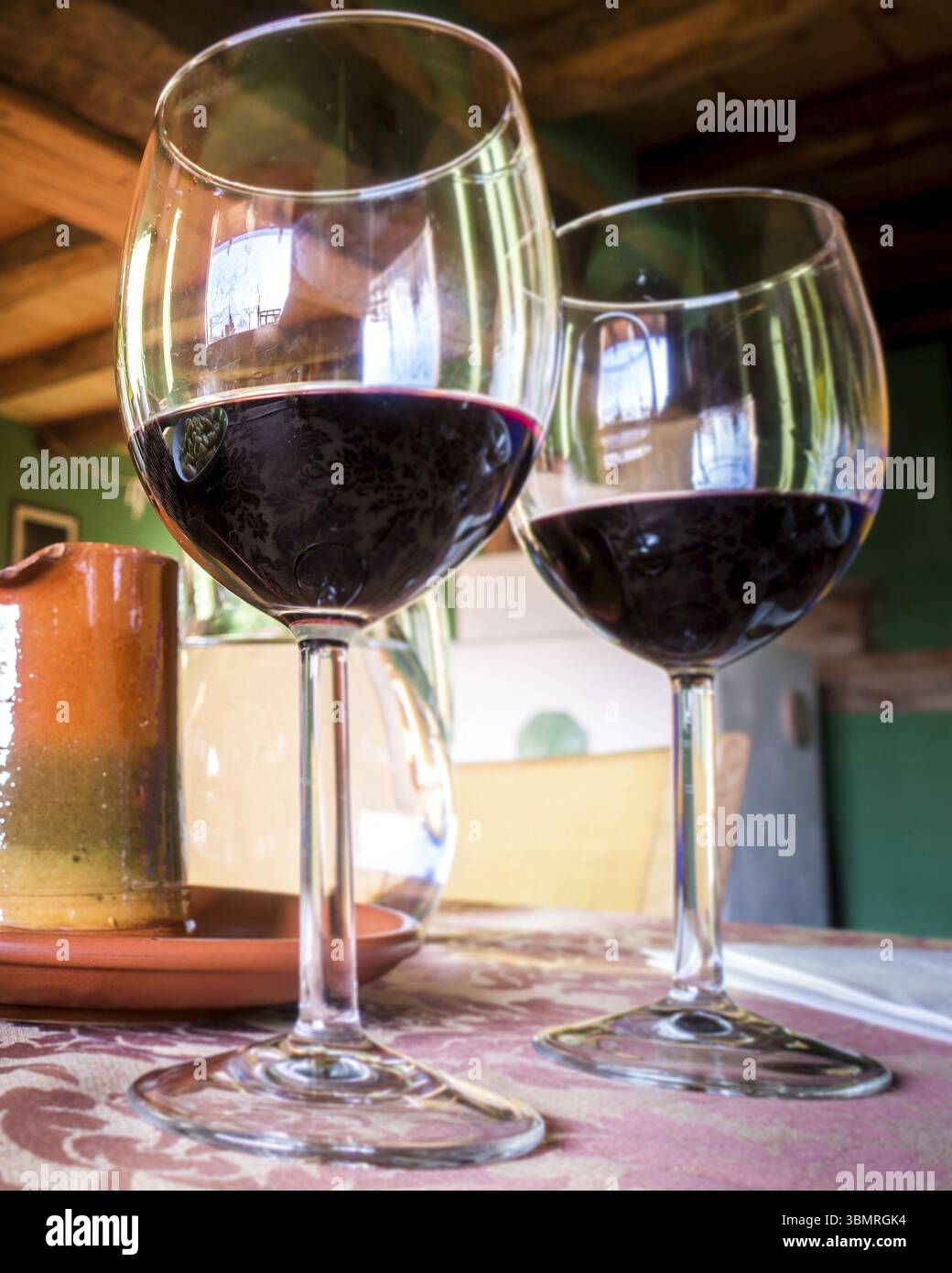 Verre de vin rouge sur une table dans le restaurant rustique Banque D'Images