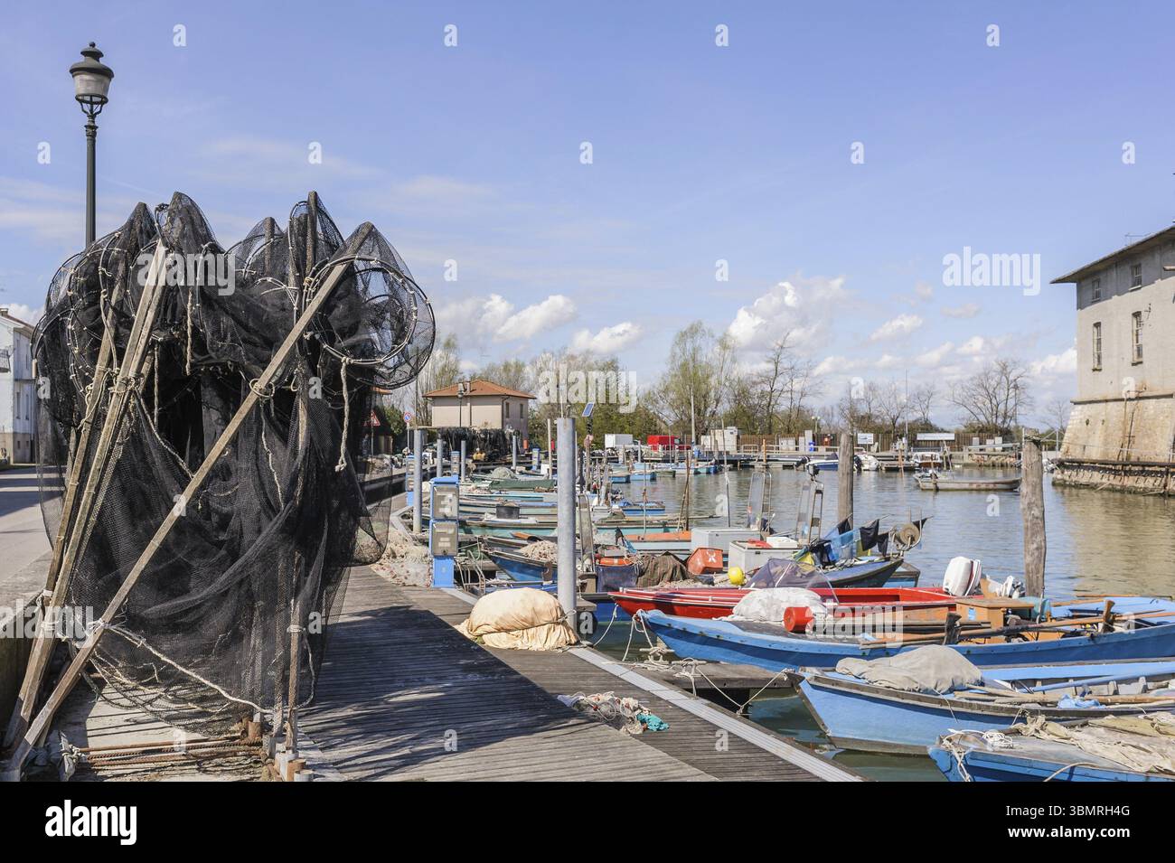 Filets de pêche sur le quai, dans l'arrière-plan les bateaux de pêche Banque D'Images